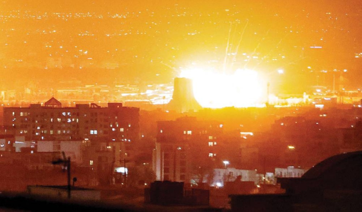 انفجار كبير عقب غارات بالقرب من مطار مهرآباد الدولي في طهران 