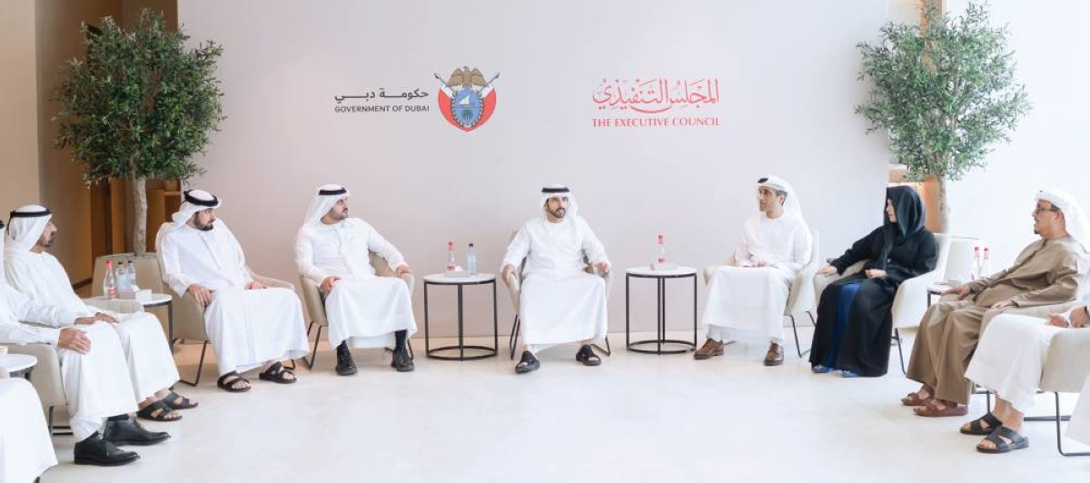  حمدان بن محمد مترئساً اجتماع المجلس التنفيذي لإمارة دبي بحضور مكتوم بن محمد وأحمد بن محمد وأحمد بن سعيد ولطيفة بنت محمد وضاحي خلفان وعبد الله البسطي  