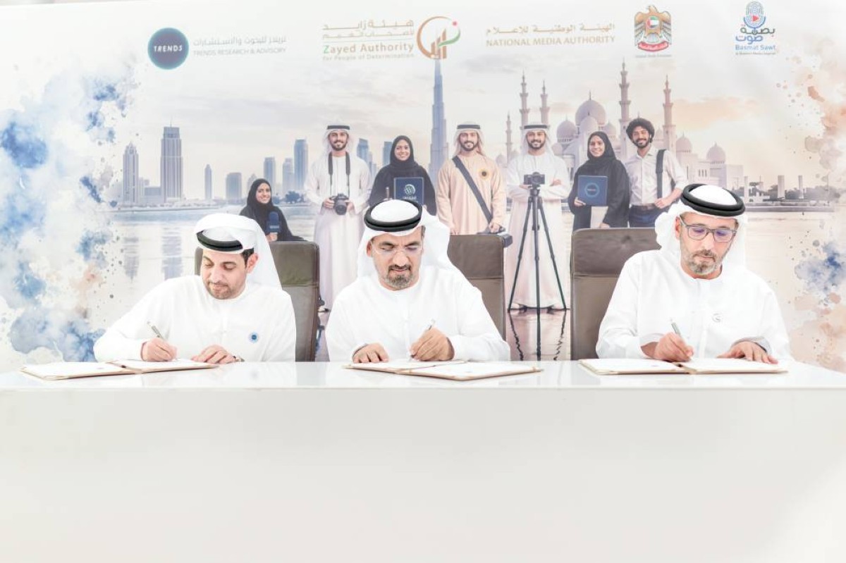 عبدالله الحميدان وجمال الكعبي ومحمد العلي خلال توقيع اتفاقية التعاون لإطلاق البرنامج