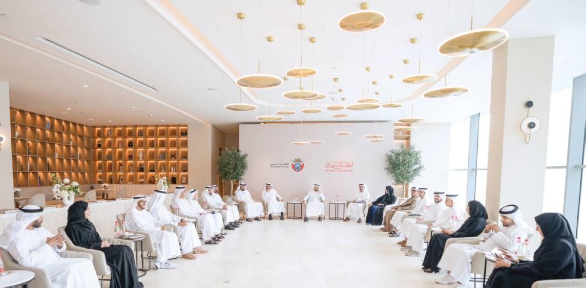 حمدان بن محمد مترئساً اجتماع المجلس التنفيذي بحضور مكتوم بن محمد وأحمد بن محمد وأحمد بن سعيد ولطيفة بنت محمد وضاحي خلفان وعبد الله البسطي وأعضاء المجلس 