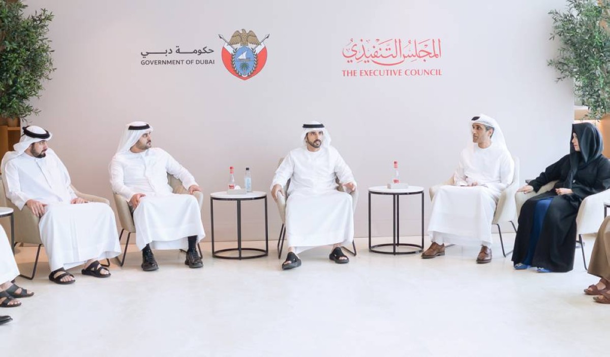 حمدان بن محمد مترئساً اجتماع المجلس بحضور مكتوم وأحمد بن محمد ولطيفة بنت محمد وعبدالله البسطي