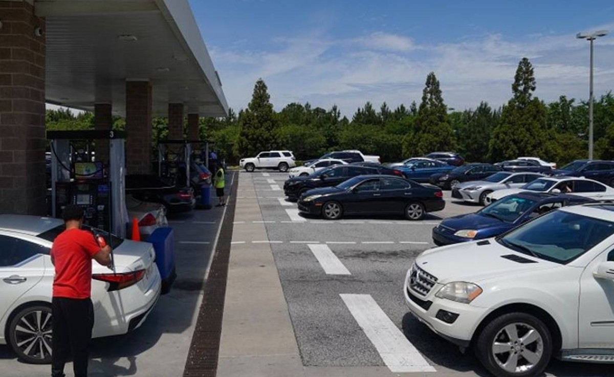 أسعار البنزين بأمريكا تتجاوز 4 دولارات للجالون متخطية ذروة 3 سنوات