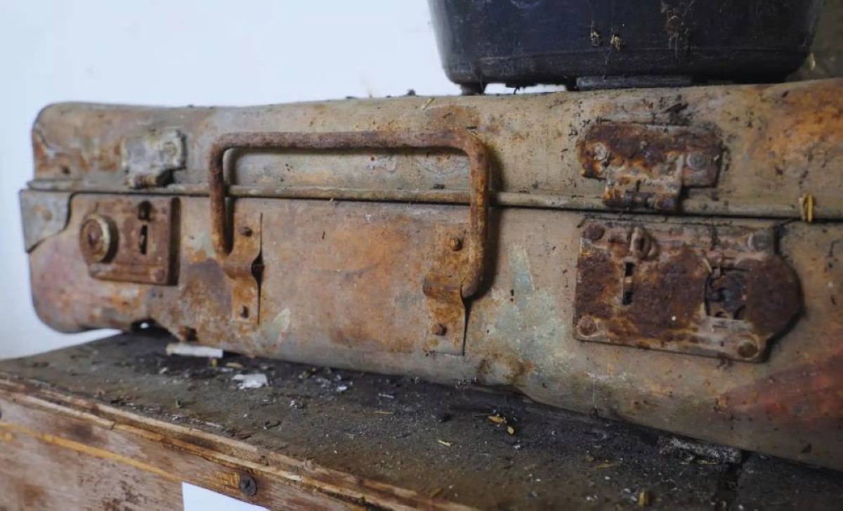 مخبأة في قبو منذ 104 أعوام.. ماذا وجدوا في حقيبة سفر منسية؟