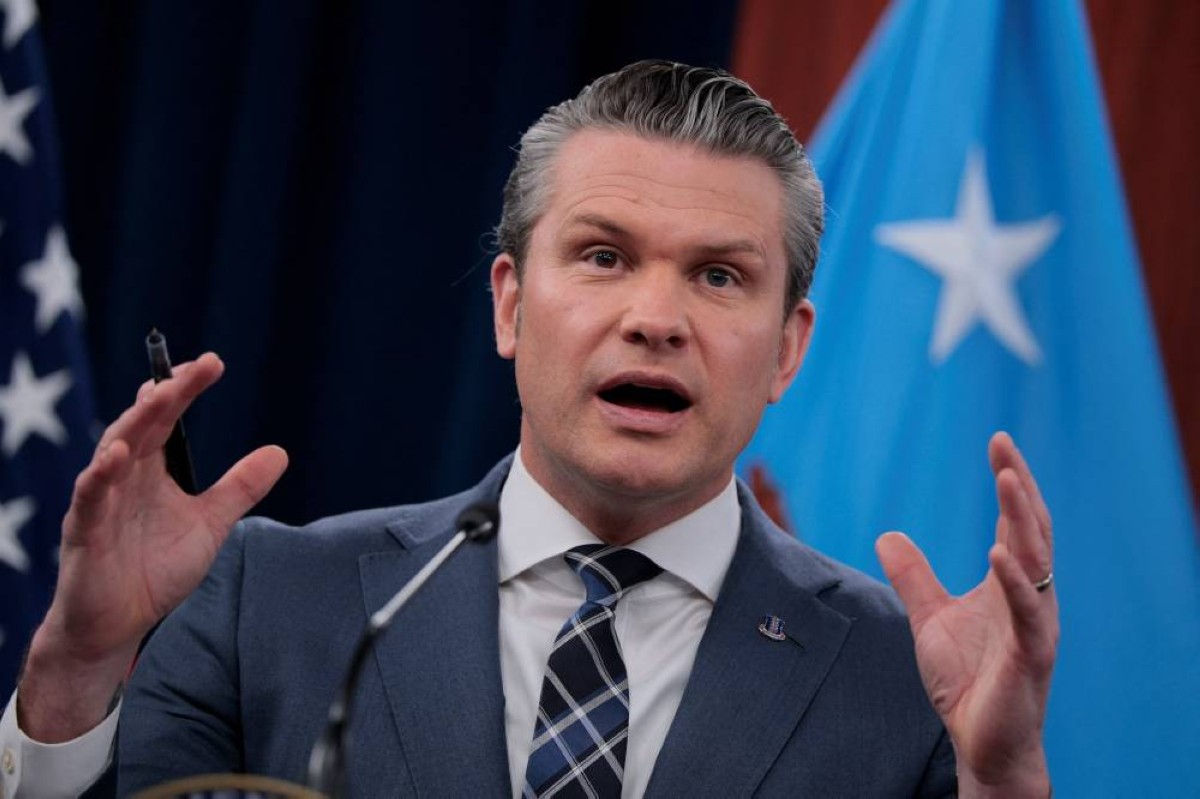 فاينانشال ​تايمز: وسيط وزير الحرب الأمريكي سعى لشراء أسهم بصندوق دفاعي قبل حرب إيران