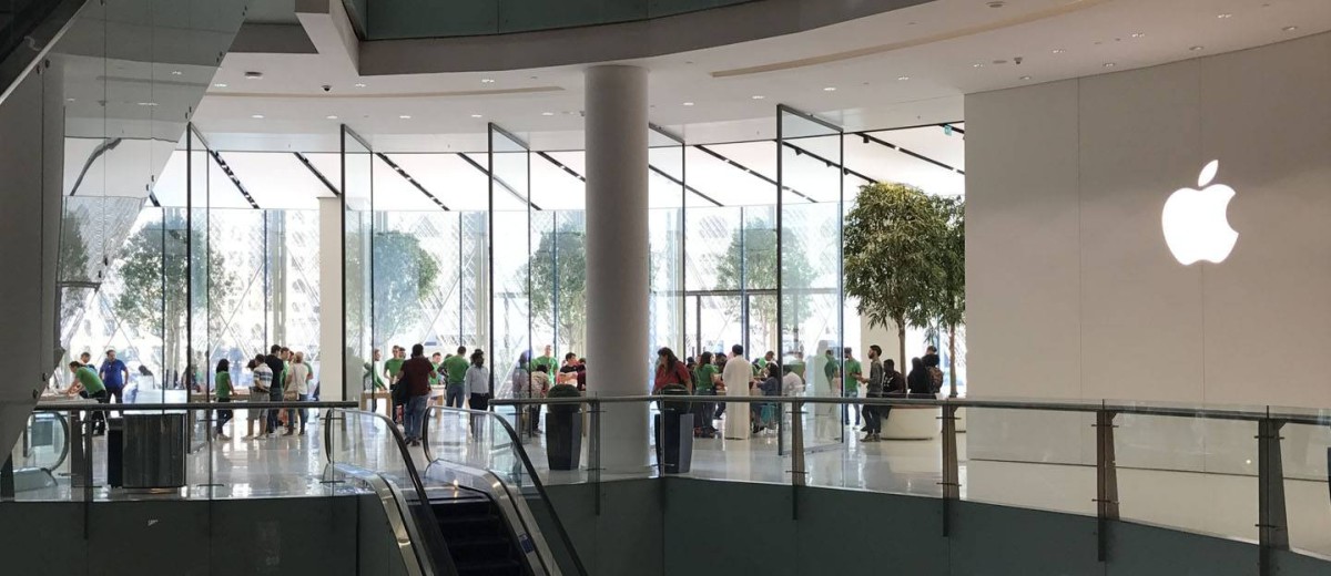 «أبل» تعيد فتح متاجرها في الإمارات.. وتواصل خطط التوسع