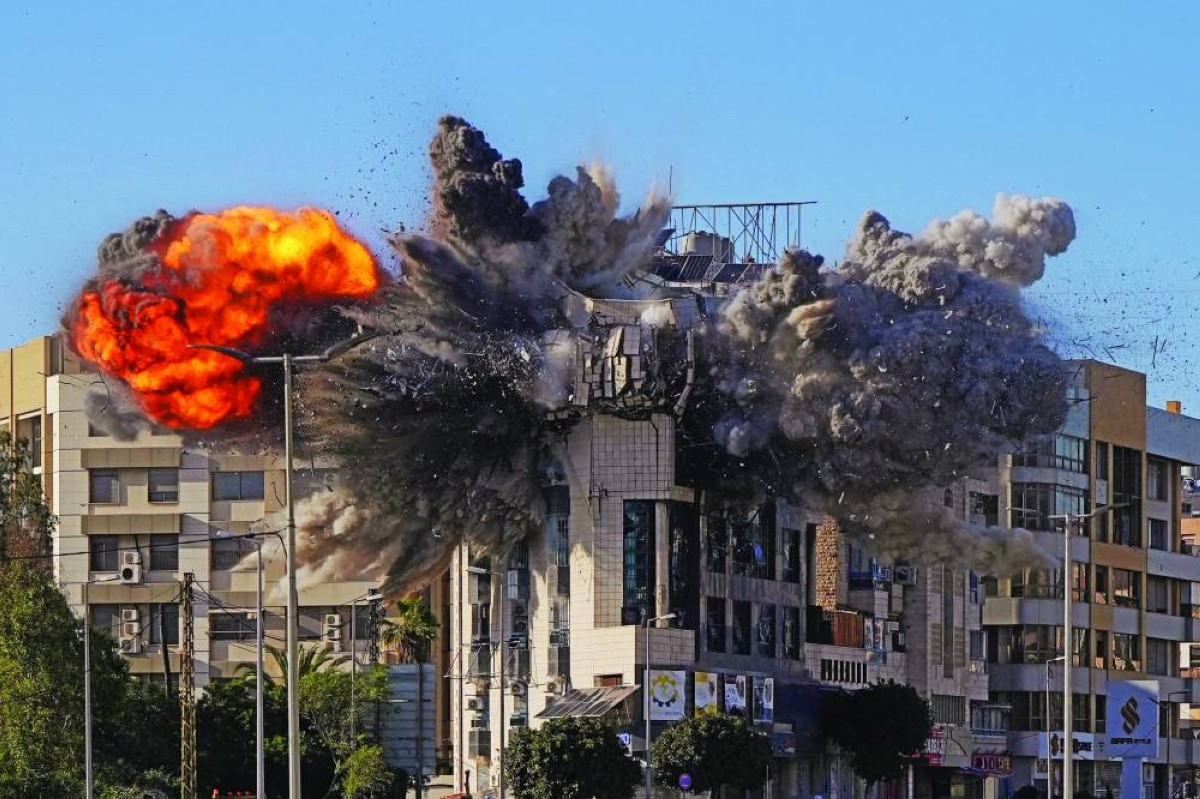 لحظة تعرض مبنى في بيروت لغارة إسرائيلية 