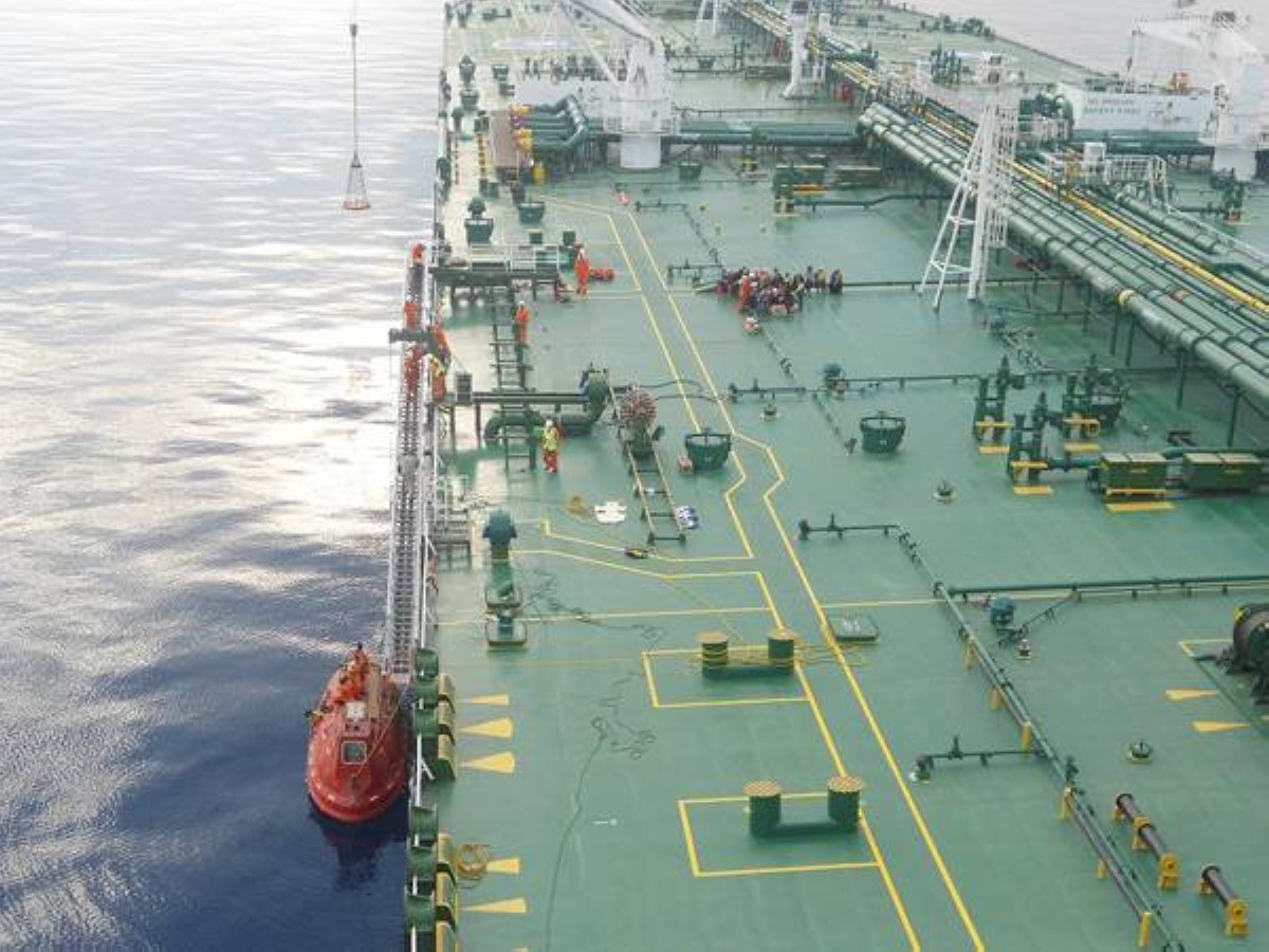 ناقلة النفط الكويتية خلال عملية إنقاذ اللاجئين في يونيو 2014