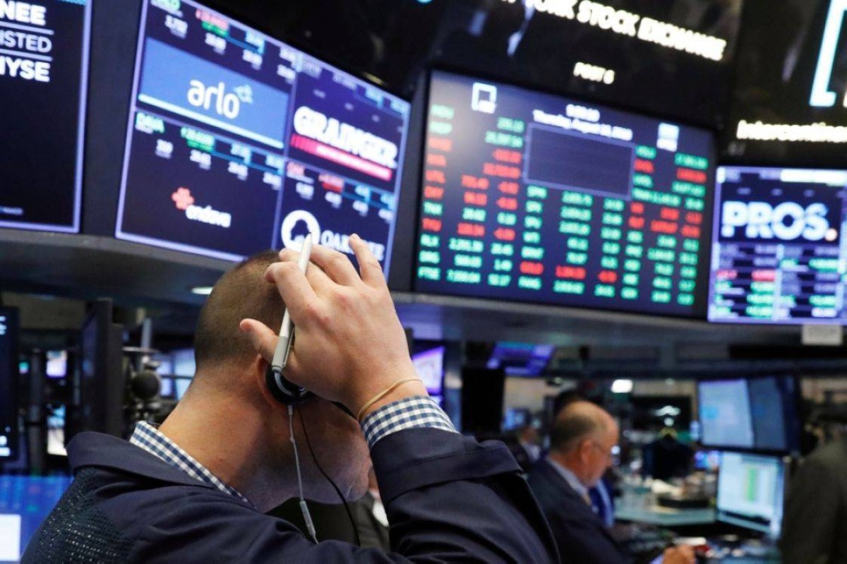 الأحمر يصبغ شاشات تداول الأسهم العالمية خلال مارس