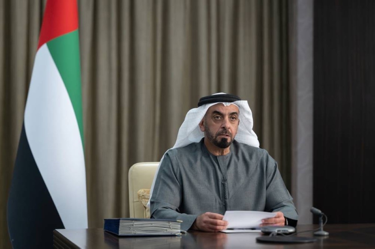 سيف بن زايد خلال مشاركته في الاجتماع عبر الاتصال المرئي