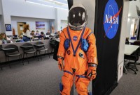 ناسا تبدأ العد التنازلي لأول بعثة مأهولة إلى القمر منذ نصف قرن