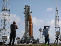 قفزة الـ 50 عاماً.. ناسا تجهز عملاق الـ 32 طابقاً للعودة إلى مدار القمر