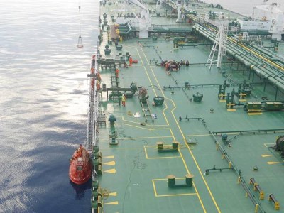 ناقلة النفط الكويتية خلال عملية إنقاذ اللاجئين في يونيو 2014