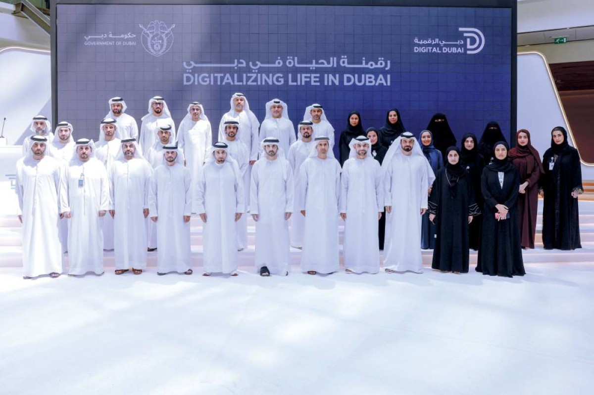 حمدان بن محمد متوسطاً فريق عمل «دبي الرقمية» بحضور حمد المنصوري ويونس آل ناصر ومطر الحميري ويوسف الشيباني