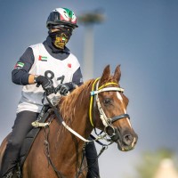 سهام الشحي.. فارسة إماراتية جسدت العزيمة والشجاعة في سباقات القدرة