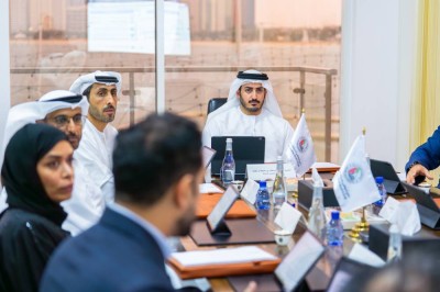 نادي أبوظبي للرياضات البحرية يبحث خطط تنظيم السباقات والبطولات