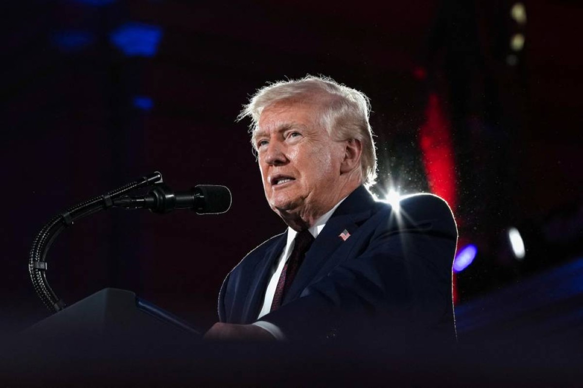 ترامب يسخر من ستارمر ويستهزئ بحاملات الطائرات البريطانية