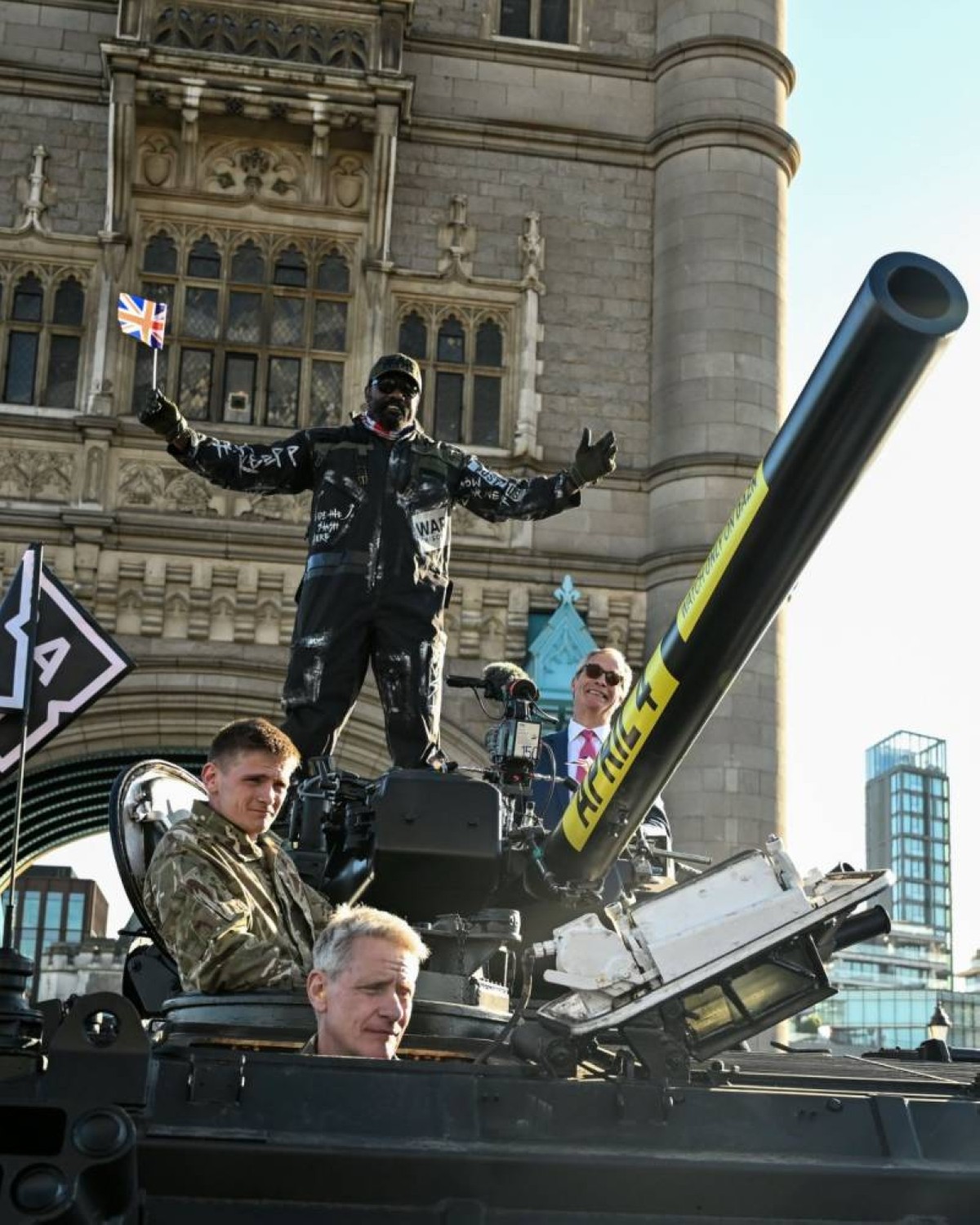 تشيسورا يدخل مؤتمر وايلدر فوق دبابة