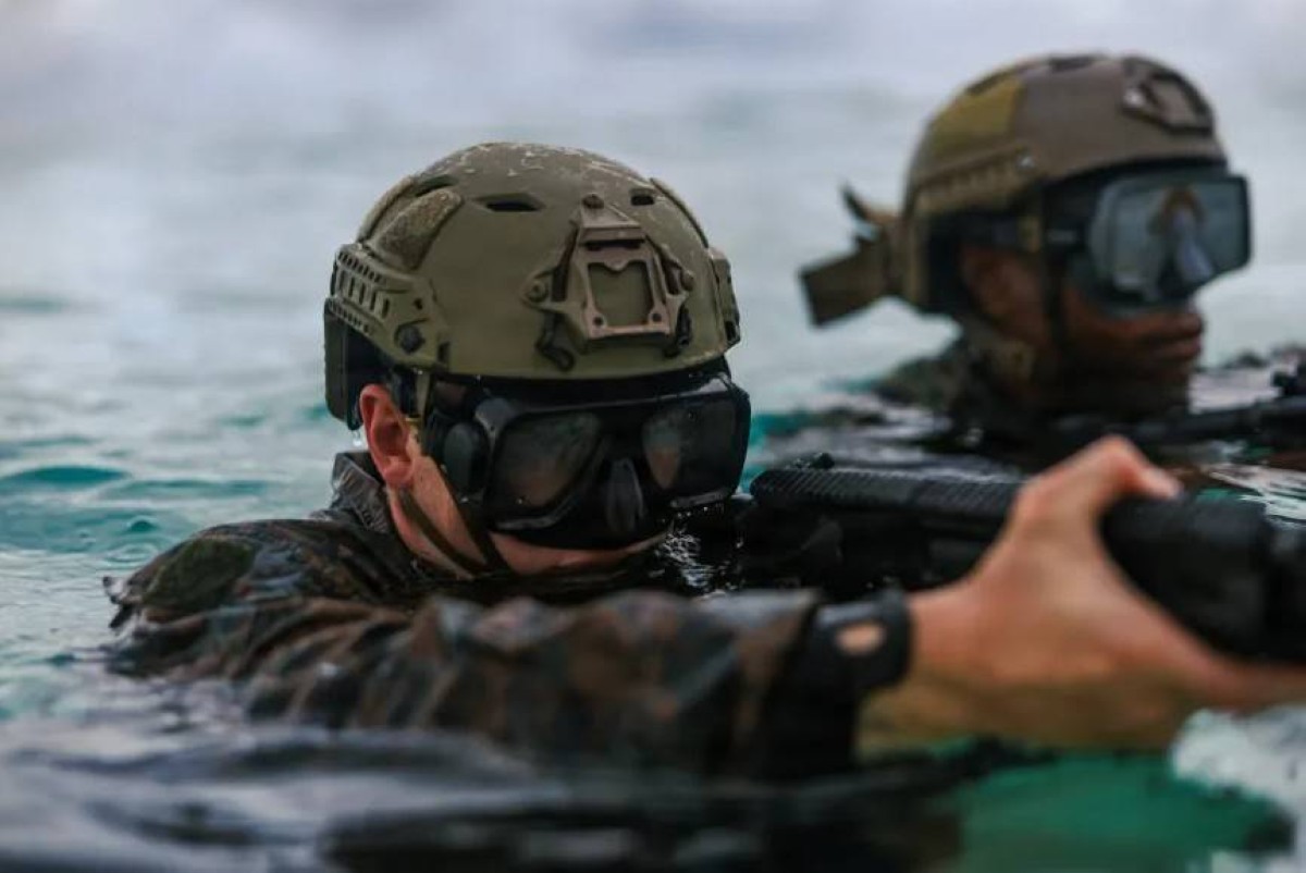 "ذي صن" البريطانية: أمريكا تتأهب لإنزال بري وفتح مضيق هرمز