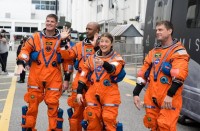 لماذا بدلات الفضاء الخاصة بمهمة أرتميس 2 إلى القمر برتقالية اللون؟