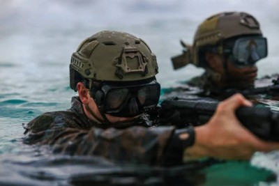 "ذي صن" البريطانية: أمريكا تتأهب لإنزال بري وفتح مضيق هرمز