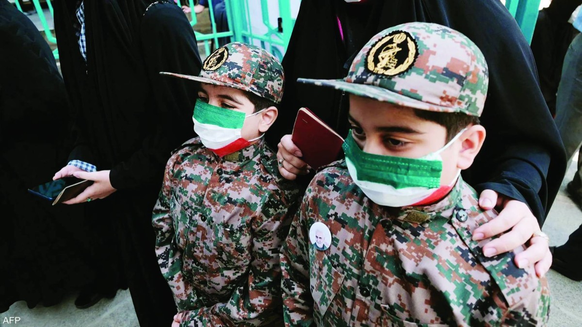أطفال يرتدون زي الحرس الثوري الإيراني في طهران 