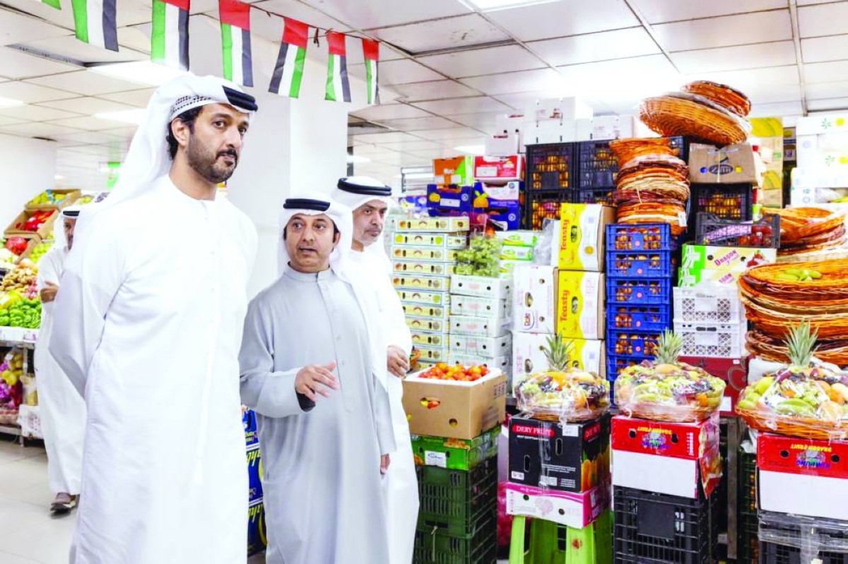 عبدالله بن طوق خلال الجولة التفقدية في مدينة العين