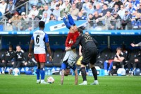 لاعب يقنع الحكم بتغيير قراره لصالح منافسه