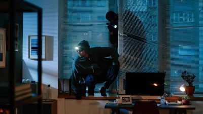 لص متخصص بالأثاث الفاخر