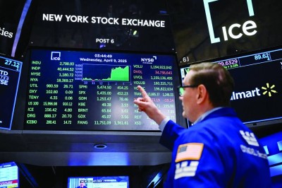الأسواق العالمية تحقق مكاسب وتنجو من رسائل سياسية متضاربة