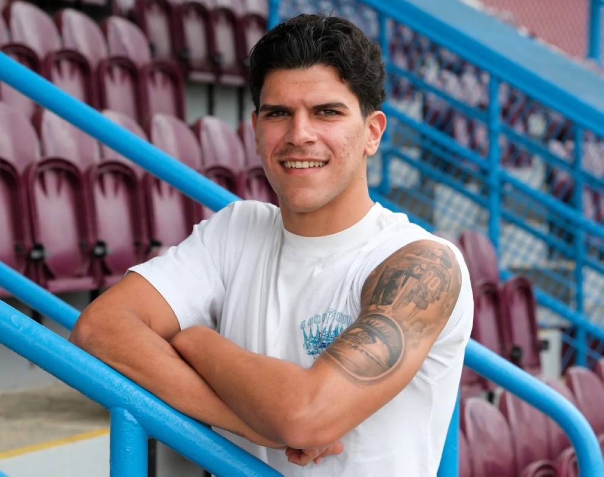 وشم يروي حكاية وفاء.. لاعب يستحضر مدربه الراحل قبل كل مباراة