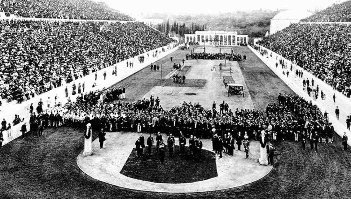 1896 افتتاح أول دورة ألعاب أولمبية في أثينا.
