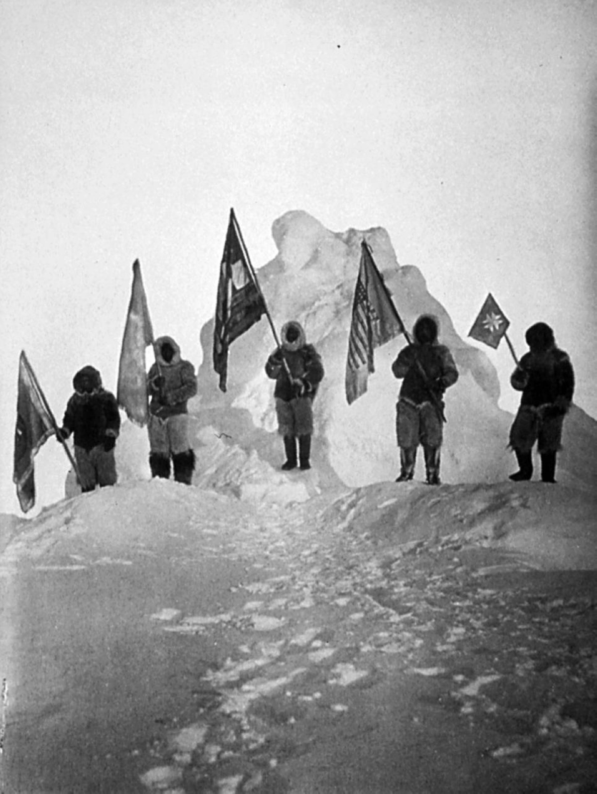1909 المكتشف الأمريكي روبرت بيري يصل إلى القطب المتجمد الشمالي.
