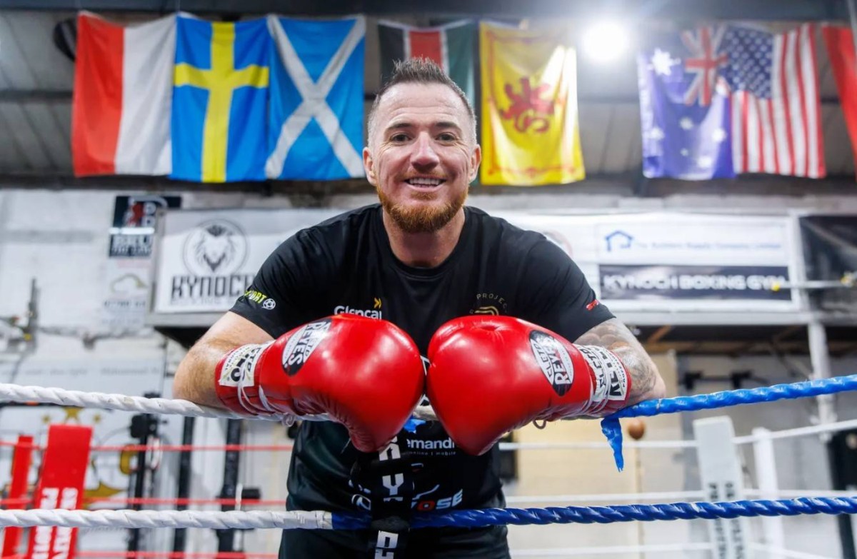 لاعب ليدز يوناتيد يتحول من كرة القدم إلى الملاكمة