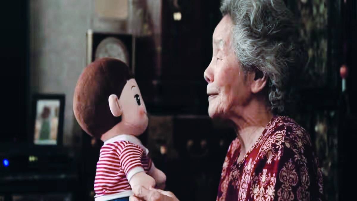 دمى الذكاء الاصطناعي تؤنس كبار السن في وحدتهم