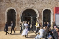 «وشوشة» جناح الإمارات ببينالي البندقية: إحياء للذاكرة ورصد للتحولات