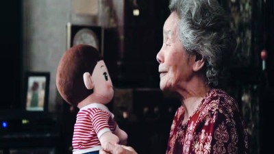 دمى الذكاء الاصطناعي تؤنس كبار السن في وحدتهم