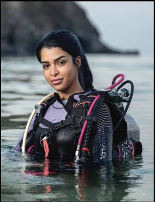 منتهى الشحي.. عاشقة الغوص مع أشرس أسماك القرش