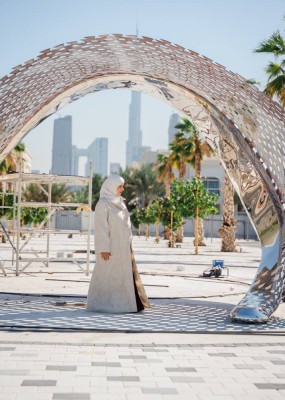 «جذور».. عمل فني متفرد يحتفي بالنخلة والطبيعة في جميرا