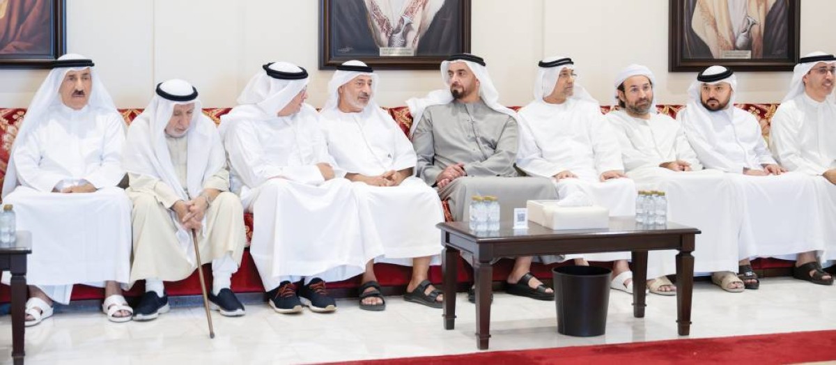 سيف بن زايد خلال تقديم واجب العزاء