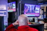 المستثمرون مرهقون ذهنياً من نوايا ترامب في حرب إيران.. من يربح الرهان؟