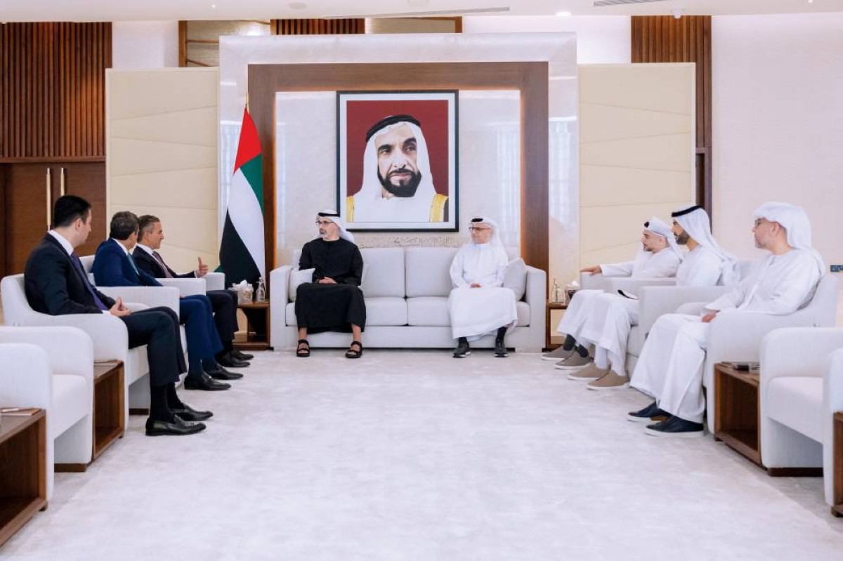 خالد بن محمد خلال اللقاء مع ديفيد فيليز بحضور جاسم بوعتابة وأحمد الزعابي وسيف غباش وبدر العلماء وروبيرتو كامبوس نيتو وجيليرمي لاغو  