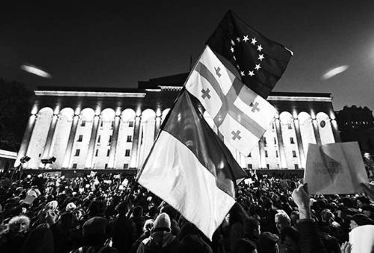 1991 استقلال جورجيا عن الاتحاد السوفيتي، والقوات السوفيتية تبدأ بالانسحاب من بولندا.
