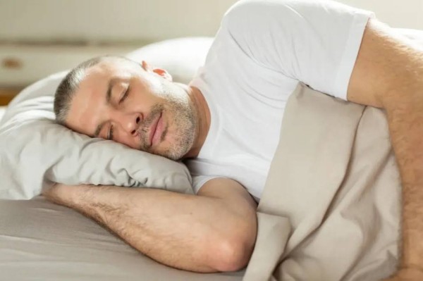 احترس.. عادتان قبل النوم يزيدان خطر الإصابة بالنوبة القلبية