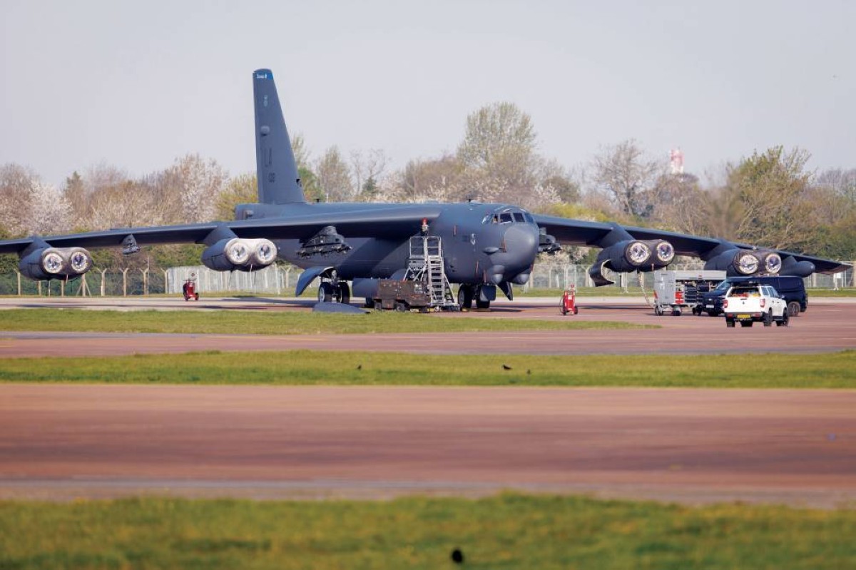 قاذفة القنابل الاستراتيجية الأمريكية بي - 52 على مدرج قاعدة فيرفورد الجوية في بريطانيا