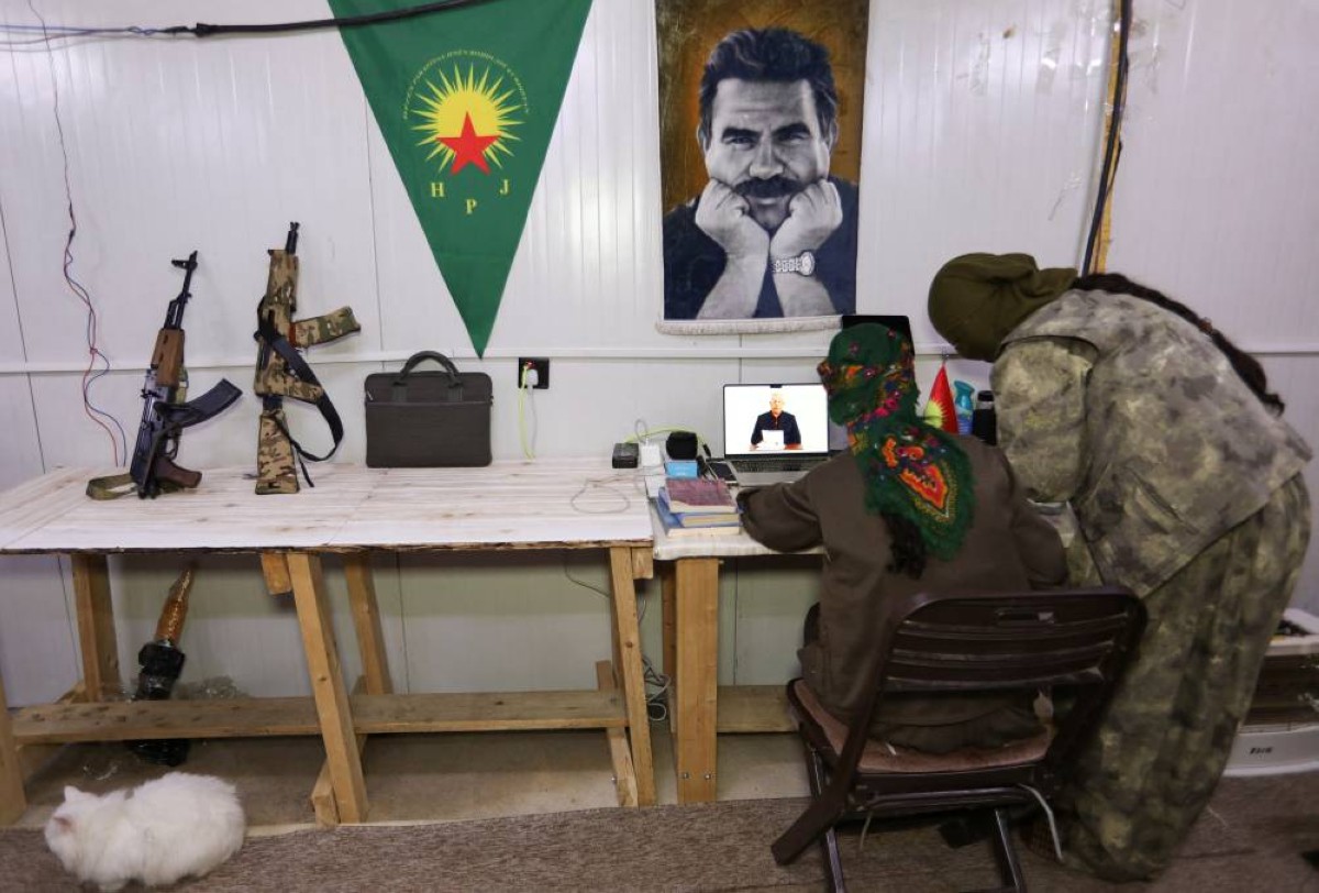 عناصر من حزب الحياة الحرة الكردستاني في أحد معسكرات أكراد إيران في كردستان العراق