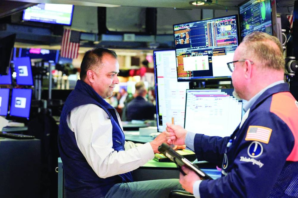 «الأحمر» يصبغ المؤشرات العالمية وسط تداولات حذرة