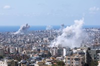 سحب من الدخان تتصاعد فوق بيروت إثر الغارات الإسرائيلية