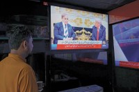 باكستاني يتابع أخبار الهدنة في متجر إلكترونيات بإسلام آباد