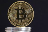 «بتكوين» تقاوم عند مستوى 71 ألف دولار