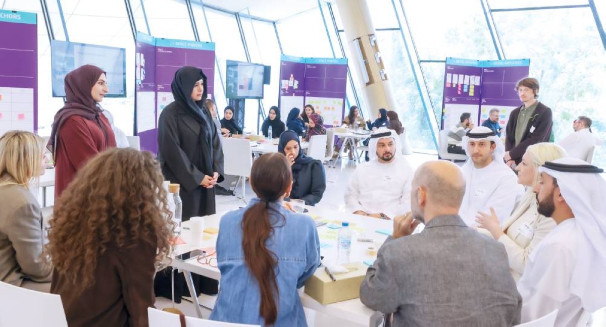 لطيفة بنت محمد خلال اللقاء بحضور هالة بدري وعدد من المسؤولين وقادة القطاع